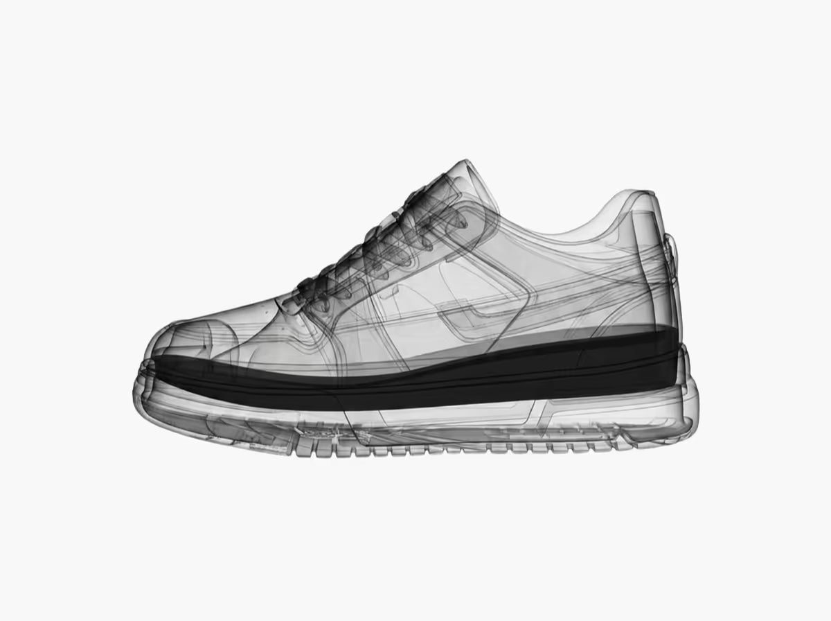 La même paire en coupe : la rehausse intégrée dans la semelle intermédiaire